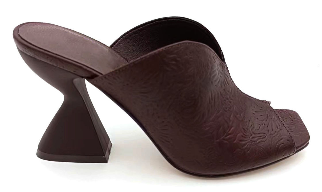 Vintage Floral Embossed PU Mule với V-Shaped Top-Line & Sculptured Block Heel