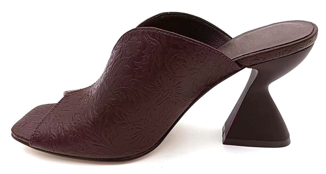 Vintage Floral Embossed PU Mule với V-Shaped Top-Line & Sculptured Block Heel
